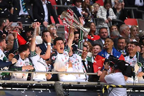 Leeds into top two but frustrated by Sunderland .
